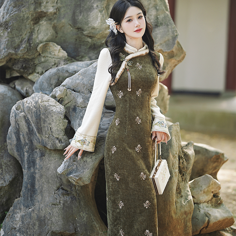 Fleece Lined Retro Qipao Dress with Shawl and Pendant